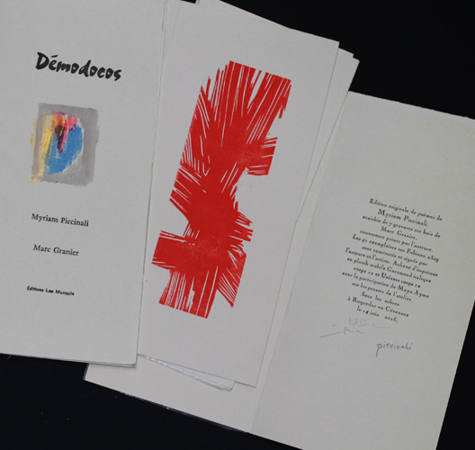 "Dmodocos" ditions originale d\'un texte de Myriam Piccinali enrichie de 7 gravures sur bois de Marc Granier. Les 41 exemplaires sur Fabiano 230 gr sont numrots et signs par l\'auteur et l\'artiste. Achev d\'imprimer en plomb mobile Garamond italique corps 12 et Univers corps 12 sur les presses de l\'atelier des Monteils "sous les arbres"  Roquedur en Cvennes le 14 juin 2015.