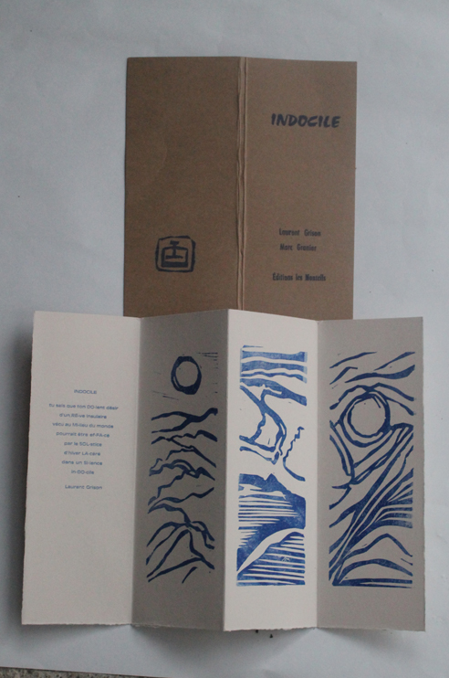 Edition d\'un texte de Laurent Grison  et de 3 linogravures de Marc Granier. Les 25 exemplaires imprims  sur Fabriano 230 g numrots et signs par l\'auteur et l\'artiste. A collabor  cette dition Lydie Roques . Achev d\'imprimer en plomb mobile Hantique large corps 8 sur les presses artisanales de l\'atelier sous les ,arbres aux Monteils  Roquedur en Cvennes le 4 juillet 2022