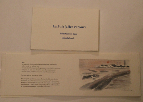 Texte de Yveline Mhat  gouaches  et gravure de Marc granier. Cette dition est limite  33 exemplaire qui sont numrots et signs par l\'auteur et l\'artiste dont 11 exemplaires numrots de I  XI imprims sur hahnemehle300 gaccompagns de gouaches et 22 exemplaires imprims sur hahnemehle 130 g accompagns de Linogravures. Les 33 exemplaires sont imprimes en plomb mobile affiche corps 14sur les presses artisanales de l\'atelier sous les arbres  avec l\'aide  de Lydie Roques aux Monteils  Roquedur en Cvennes le 14 juillet 2021